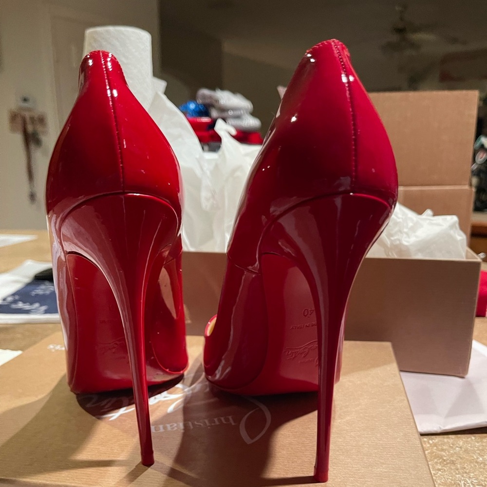 So Kate Patent Pointed-Toe Red Sole Pump
